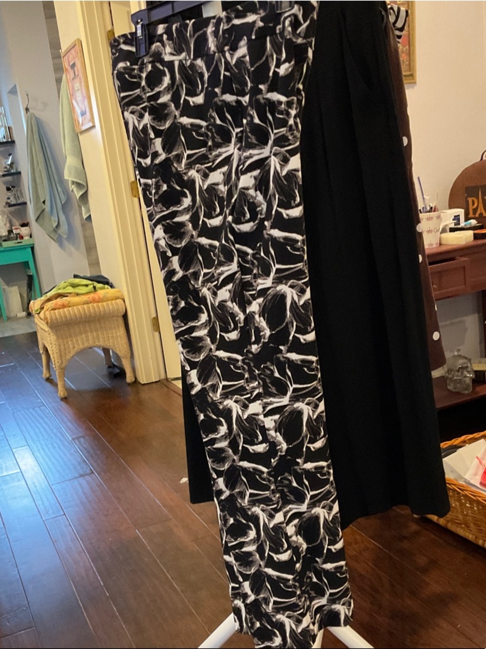 Black & White Abstract Print Knit Skirt